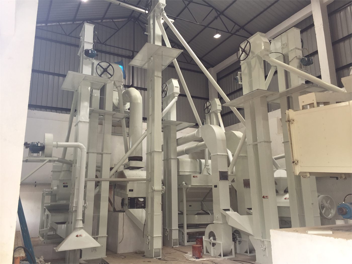 Catador machine for coffee cleaning and impurity removal