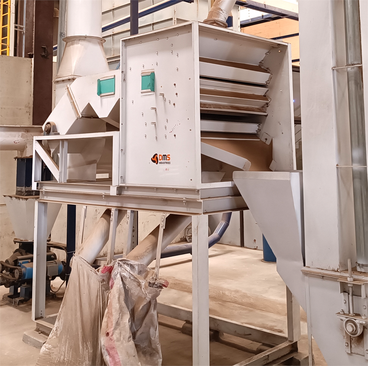 De husker machine for pepper and grain processing