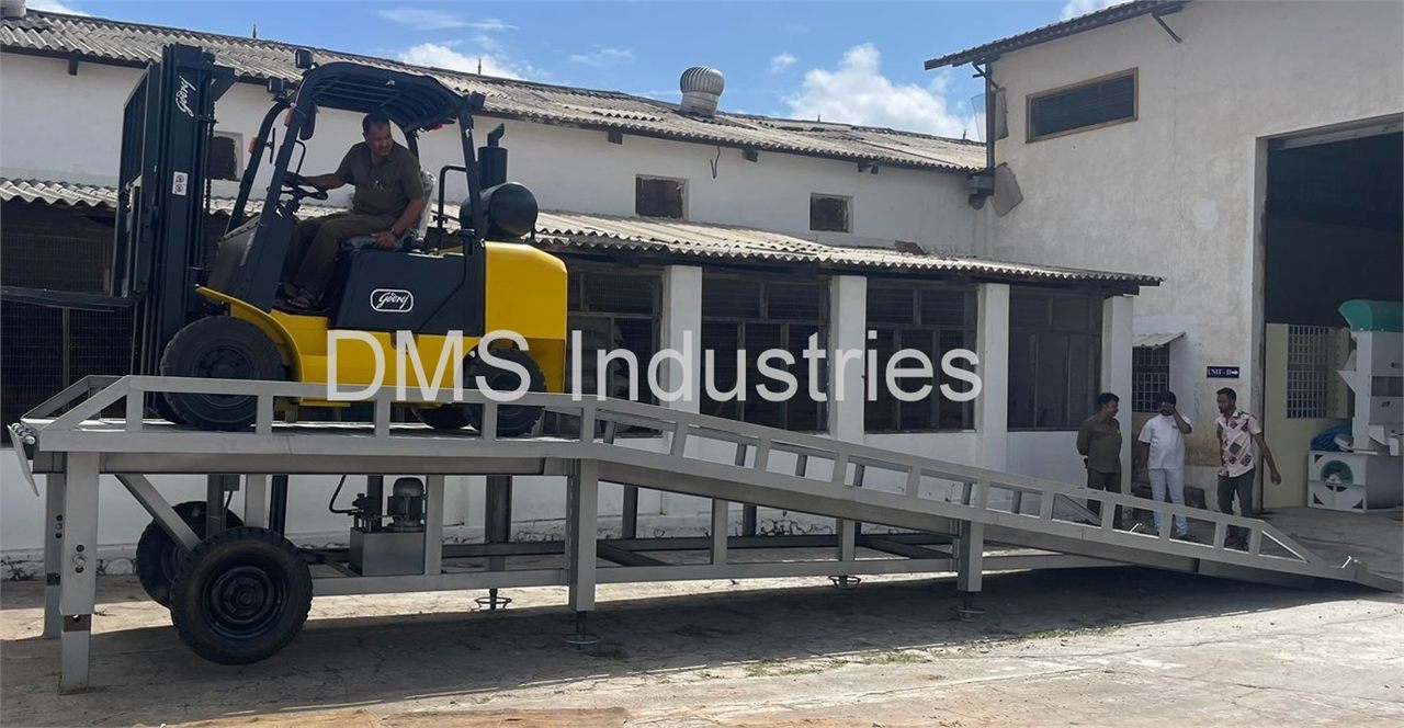 Screw conveyor for industrial material handling